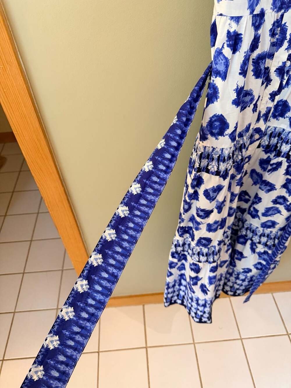 Abercrombie & Fitch Tiered V-Neck Blue Abstract Floral Midi Dress with Belt - Picture 8 of 8